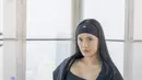 Anissa Aziza juga tampil chic dalam balutan attire ALO. Ia juga menambahkan bandana untuk optimalkan gaya stylish yang begitu chic.  [Foto. ALO.Dok]