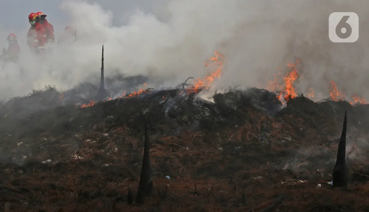 Api masih terlihat di lokasi kebakaran lapak ban bekas, Desa Bojong Nangka, Gunung Putri, Kabupaten Bogor, Jawa Barat, Kamis (22/4/2021). Banyaknya bahan yang mudah terbakar dan sumber api yang berasal dari bawah tumpukan ban membuat  api di lokasi belum juga padam. (Liputan6.com/Herman Zakharia)