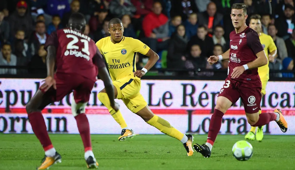 Penyerang PSG, Kylian Mbappe, menerima umpan saat melawan Metz pada laga Ligue 1 Prancis di Stadion Saint-Symphorien, Moselle, Jumat (8/9/2017). Metz kalah 1-5 dari PSG. (AFP/Patrick Hertzog)