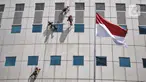 Aktivitas pekerja saat melakukan perawatan gedung perkantoran di kawasan Sudirman, Jakarta, Senin (30/11/2020). Menaker Ida Fauziyah menyatakan BSU BLT BPJS Ketenagakerjaan termin 2 tahap 6 senilai Rp1,2 juta per orang diperkirakan akan cair pekan ini. (merdeka.com/Iqbal S. Nugroho)
