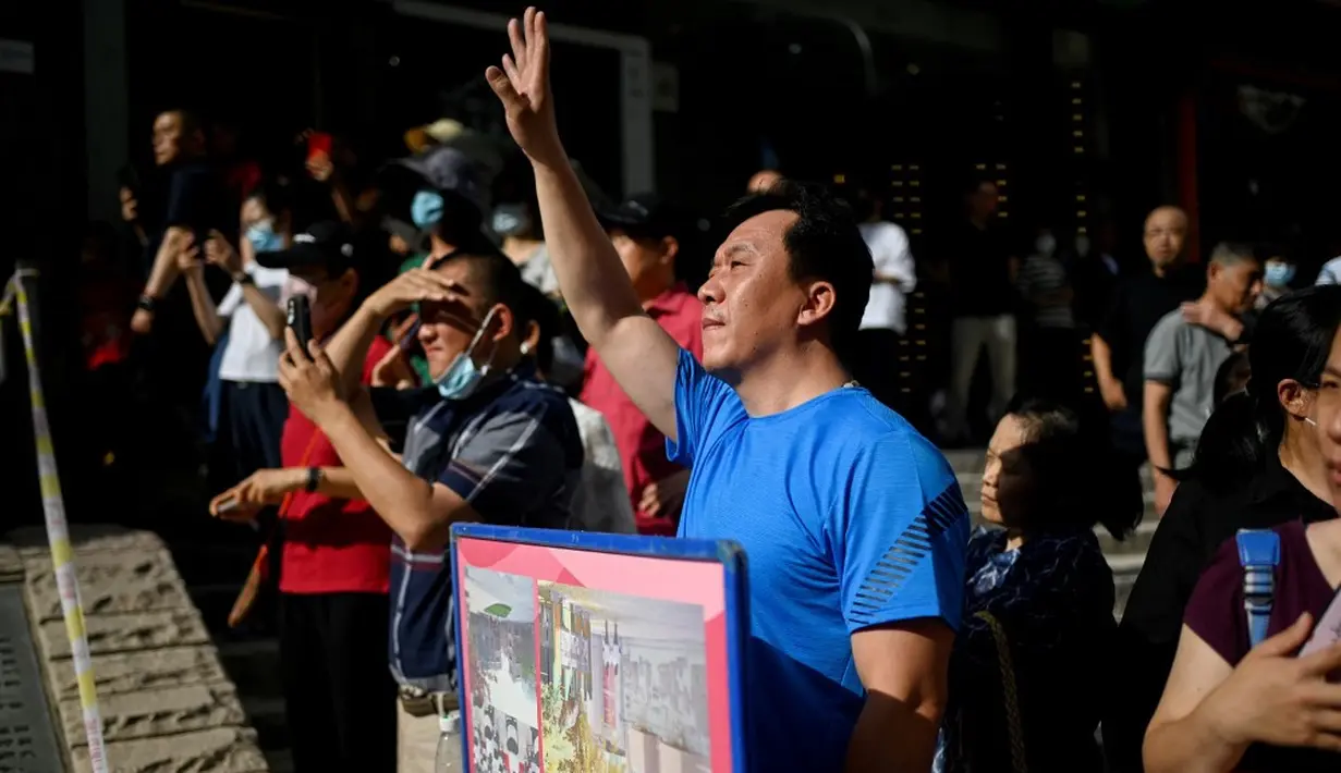 <p>Sebelum menjalani gaokao, banyak siswa mengunjungi kuil dan menyalakan dupa serta berdoa untuk hasil yang baik. Beberapa guru juga membagikan zongzi atau kue beras untuk keberuntungan. Media sosial China dibanjiri dengan pesan dan dorongan keberuntungan. (WANG Zhao/AFP)</p>