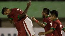Para pemain Timnas Indonesia merayakan gol yang dicetak kapten tim, Boaz Solossa yang dicetak ke gawang Malaysia. (Bola.com/Vitalis Yogi Trisna)