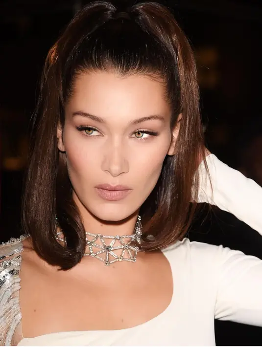 Bella Hadid pun mengaku bahwa ia sangat mengandalkan blush on. Hal itu membuatnya terlihat lebih sehat meski tak enak badan. (instagram/bellahadid)