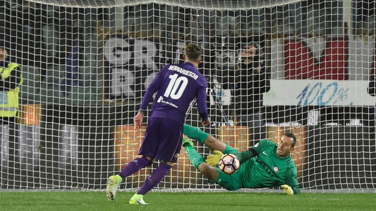 Kiper Inter Milan Samir Handanovic sukses mementahkan penalti striker Fiorentina Federico Bernardeschi pada laga di Stadio Artemio Franchi, Minggu (23/4/2017) dinihari WIB. Namun, Inter Milan kalah 4-5. 