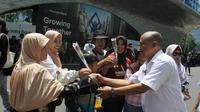 Relawan Tim 8 membagikan 888 kuntum bunga mawar demi memeriahkan momen dilantiknya Presiden dan Wakil Presiden terpilih, Prabowo Subianto-Gibran Rakabuming Raka di area panggung pesta rakyat, Bunderan HI, Jakarta Pusat, Minggu (20/10/2024) siang (Istimewa)