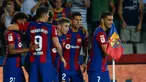 Para pemain Barcelona merayakan setelah pemain Sevilla Sergio Ramos mencetak gol bunuh diri melewati kipernya pada pertandingan sepak bola La Liga Spanyol di Olympic Stadium of Montjuic, Barcelona, Spanyol, Jumat (29/9/2023). Barcelona menang 1-0. (AP Photo/Joan Monfort)