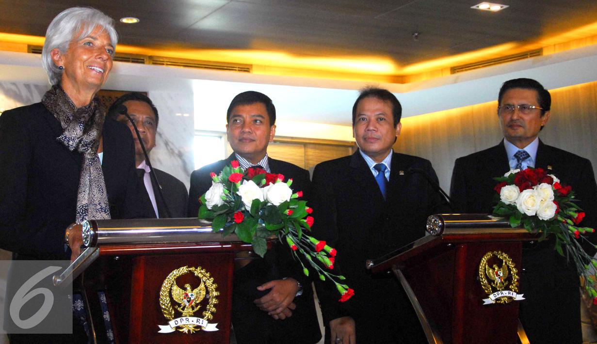 Direktur Pelaksana Dana Moneter Internasional (IMF) Christine Lagarde (tengah) memberikan keterangan pers usai mengadakan pertemuan dengan Pimpinan DPR RI di Senayan, Jakarta, Selasa (2/9/2015).(Liputan6.com/Helmi Afandi)