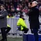 Pelatih Lyon Bruno Genesio (kanan) berdiri di sebelah pelatih Barcelona Ernesto Valverde (kiri) selama pertandingan leg pertama babak 16 besar Liga Champions di Decines, Lyon, Prancis, Selasa (19/2). Laga berakhir 0-0. (JEFF PACHOUD/AFP)