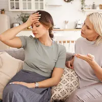 Seringkali tekanan dari keluarga yang memaksa seorang perempuan harus menjadi sosok ibu yang ideal terasa berat untuk diterima. (Foto/dok: Freepik/shurkin_son)