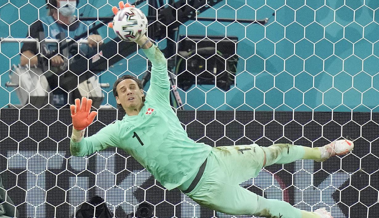 Berkat aksi apik Yann Sommer pada babak adu penalti tersebut Swiss mampu mengunci kemenangan dengan skor 4-5. (AP Photo/Vadim Ghirda, Pool)