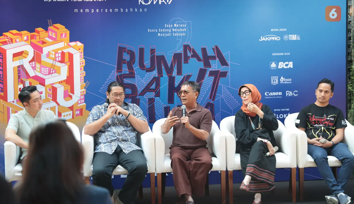 Sutradara pementasan Rumah Sakit Jiwa Rangga Riantiarno (tengah) bersama Program Manager Bakti Budaya Djarum Foundation Billy Gamaliel (kiri) dan Perancang Kostum pementasan Rumah Sakit Jiwa Samuel Wattimena (kanan) memberikan keterangan kepada media pada acara jelang pertunjukan teater Rumah Sakit Jiwa di Jakarta, Jumat (10/7/2026).