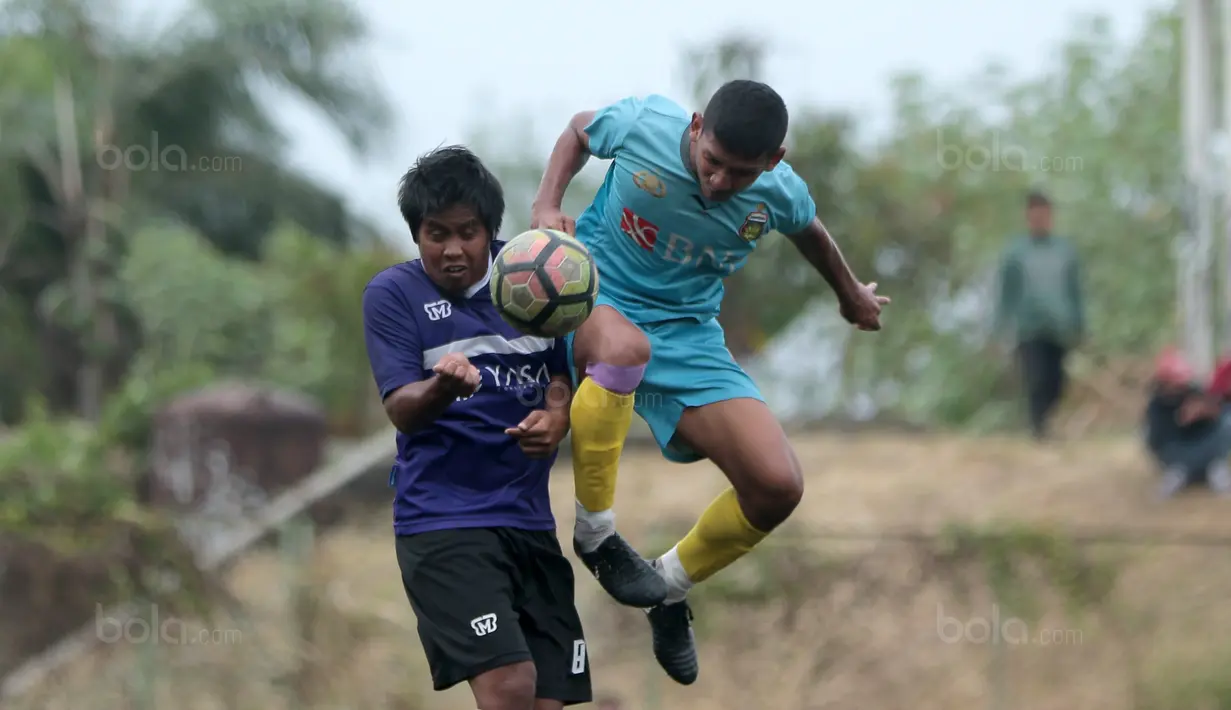 Aksi Pemain Bhayangkara FC, T.M Ichsan (kanan) menghalau bola dari pemain Persita, Egy Melgiansyah pada laga uji coba di Lapangan NYTC Sawangan, Depok, (11/01/2018). Bhayangkara FC kalah 0-2. (Bola.com/Nicklas Hanoatubun)