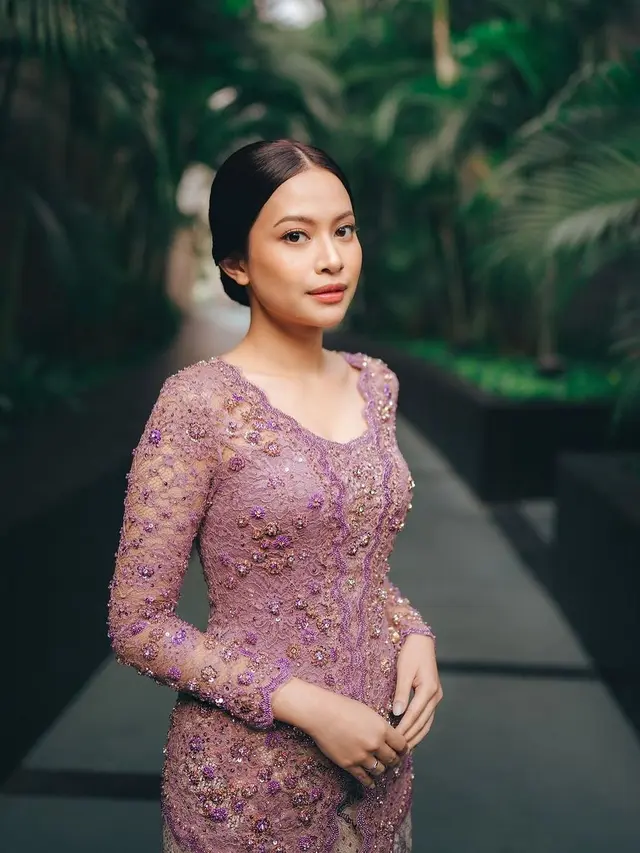 6 Pesona Anggun Hanggini Kenakan Kebaya Dusty Purple saat jadi Bridesmaid Pernikahan Sahabat
