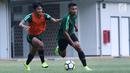 Pemain Timnas Indonesia U-19, Rifad Marasabessy (depan) bersama Firza Andika saat latihan jelang laga perdana Grup A Piala AFC U-19 melawan Chinese Taipei di Lapangan A Kompleks GBK, Jakarta, Rabu (17/10). (Liputan6.com/Helmi Fithriansyah)