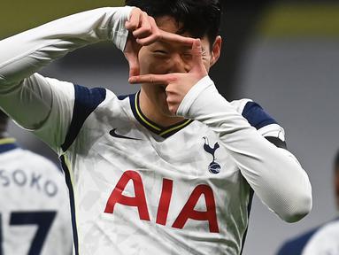 Striker Tottenham Hotspur, Son Heung-Min, merayakan gol pertama Tottenham ke gawang Manchester City dalam laga lanjutan Liga Inggris pekan ke-9 di Tottenham Hotspur Stadium, London, Minggu (22/11/2020) dini hari WIB. Tottenham menang 2-0 atas City. (AFP/Neil Hall/Pool)