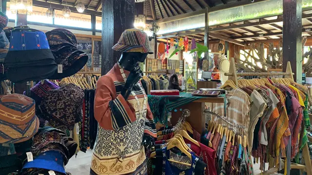 Toko oleh-oleh "Exotic Komodo" di Labuan Bajo, Nusa Tenggara Timur (NTT) menjadi rumah bagi ratusan UMKM lokal dan berharap bisa meningkatkan penjualan lewat KTT ke-42 ASEAN. (Liputan6/Benedikta Miranti)