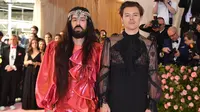 Desainer GUCCI Alessandro Michele dan Harry Styles di karpet merah Met Gala 2019 di Metropolitan Museum of Art, New York, Amerika Serikat, 6 Mei 2019. (ANGELA WEISS / AFP)