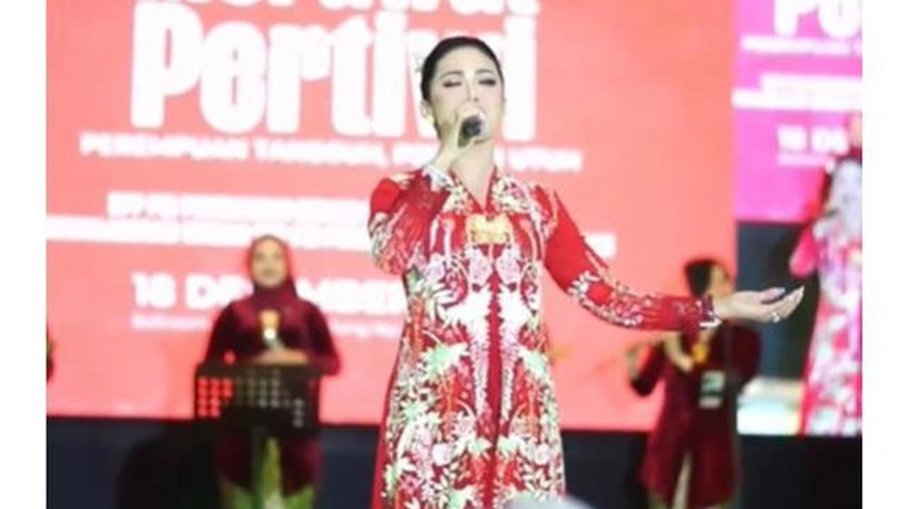 6 Potret Krisdayanti di Acara Hari Ibu Bersama Megawati, Anggun Berkebaya Panjang