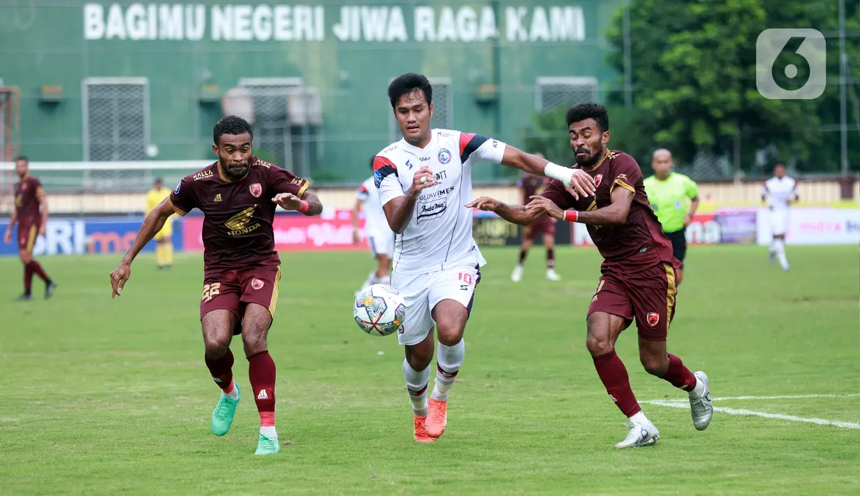 Pemain PSM Makassar, Yance Sayuri dan Yakob Sayuri, berusaha menghadang pemain Arema FC Muhammad Rafli, pada laga BRI Liga 1 di Stadion PTIK, Jakarta, Sabtu (4/2/2023). PSM Makassar menang dengan skor 1-0. (Bola.com/M. Iqbal Ichsan)
