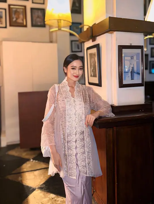 Dalam potret lainnya, Puteri Modiyanti tampil elegan mengenakan busana bersiluet kebaya lace. Outer lace dengan bordir super cantik dipadukan kain silk keunguan yang serasi. [Foto: Instagram/putmod]