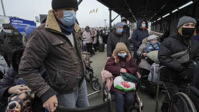 FOTO: Perjuangan ke Luar Ukraina yang Perang dengan Rusia, Jalan Kaki hingga Antre dengan Mobil