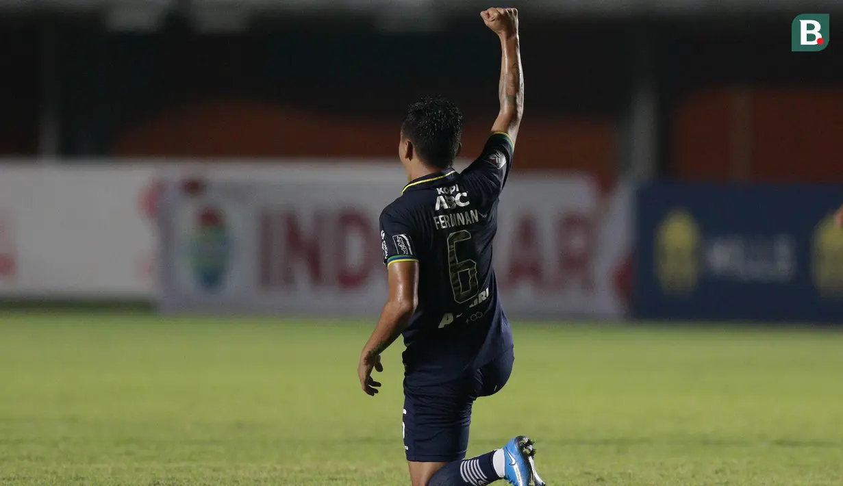 Striker Persib Bandung, Ferdinand Sinaga melakukan selebrasi usai mencetak gol kedua timnya ke gawang Persiraja Banda Aceh dalam laga matchday ke-3 Grup D Piala Menpora 2021 di Stadion Maguwoharjo, Sleman, Jumat (2/4/2021). Persib menang 2-1 atas Persiraja. (Bola.com/M Iqbal Ichsan)