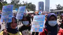 Buruh saat melakukan aksi di depan Gedung DPR RI, Jakrta, Selasa (25/8/2020). Aksi tersebut menolak draft omnibus law RUU Cipta Kerja yang diserahkan pemerintah kepada DPR. (Liputan6.com/Angga Yuniar)