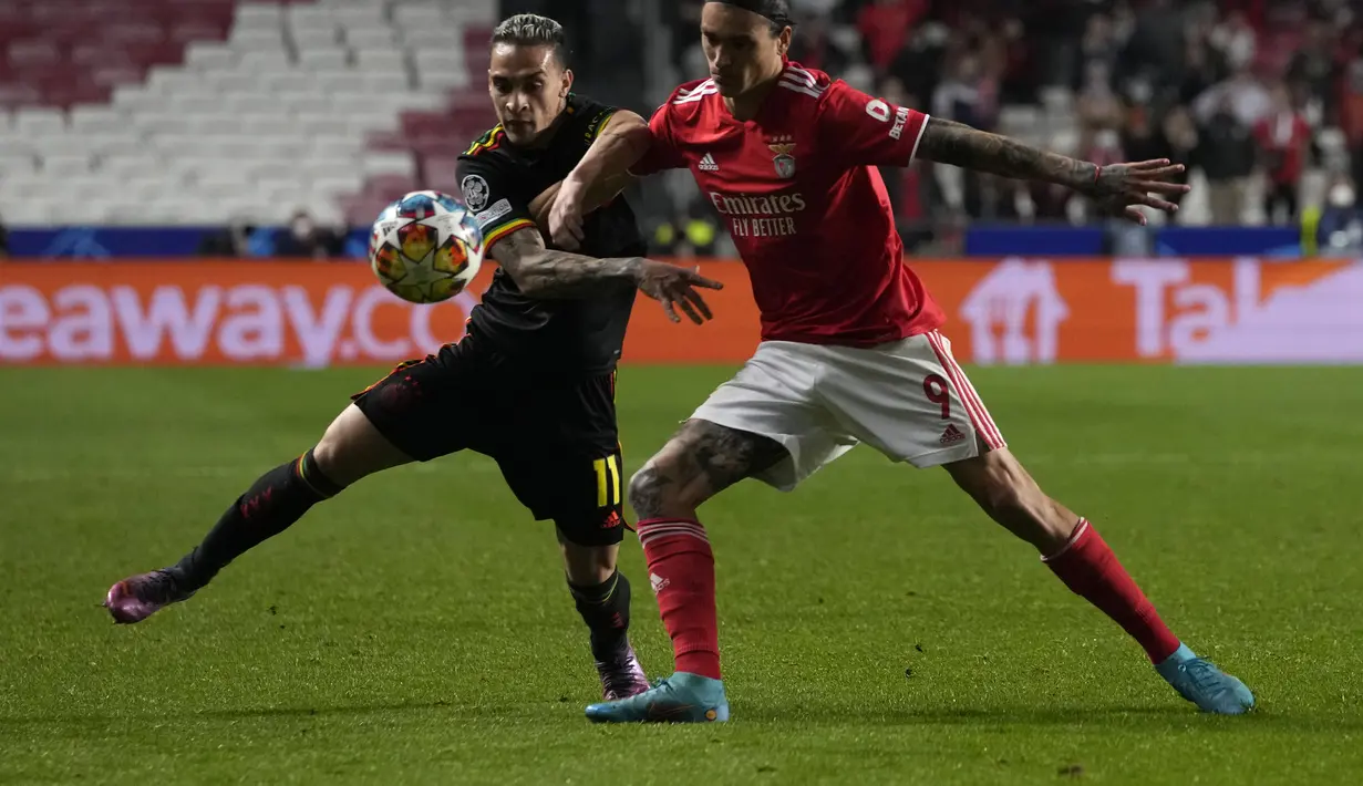 Gelandang Ajax, Antony (kiri) berebut bola dengan pemain Benfica, Darwin Nunez pada pertandingan leg pertama babak 16 Liga Champions di Stadion Da Luz, Lisbon, Kamis (24/2/2022). Benfica bermain imbang atas Ajax 1-1.  (AP Photo/Armando Franca)