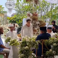 Kebahagiaan menyelimuti adik Shireen dan Zaskia Sungkar, Yusuf. Anak Fenny Bauty dan Mark Sungkar itu menikah pada Sabtu, (21/10/2023). Berikut potret pernikahannya yang juga dihadiri kakak dan kedua orangtuanya. [Instagram/fenny.bauty]