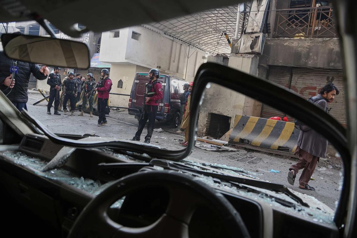 FOTO: Serangan Bom Bunuh Diri Hantam Markas Paramiliter di Peshawar
