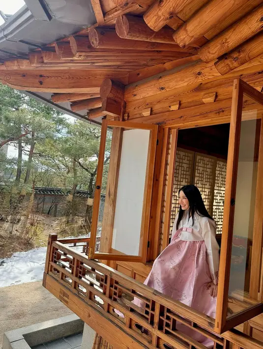 Dengan muka sumringah, Raline Shah tetap terlihat cantik meski dengan makeup yang tipis [@ralineshah]