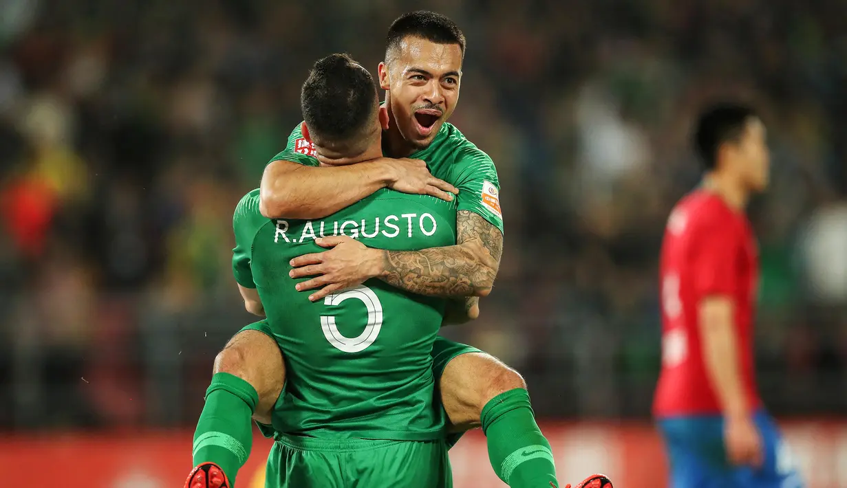 Li Ke. Gelandang Cina berusia 29 tahun yang lahir di Inggris dan mempunyai nama alias Nicholas Harry Yennaris, kini membela BJ Guoan di China Super League sejak Januari 2019 ini pernah memperkuat Arsenal selama 3 musim mulai 2011/2012 hingga 2013/2014 usai dipromosikan dari tim U-18. Hanya tampil 4 kali bersama The Gunners di musim 2011/2012, ia lantas dipinjamkan ke Notts County dan Bournemouth hingga akhirnya hijrah ke Brentford pada pertengahan musim 2013/2014 dengan milai transfer 100 ribu euro. (AFP/STR)