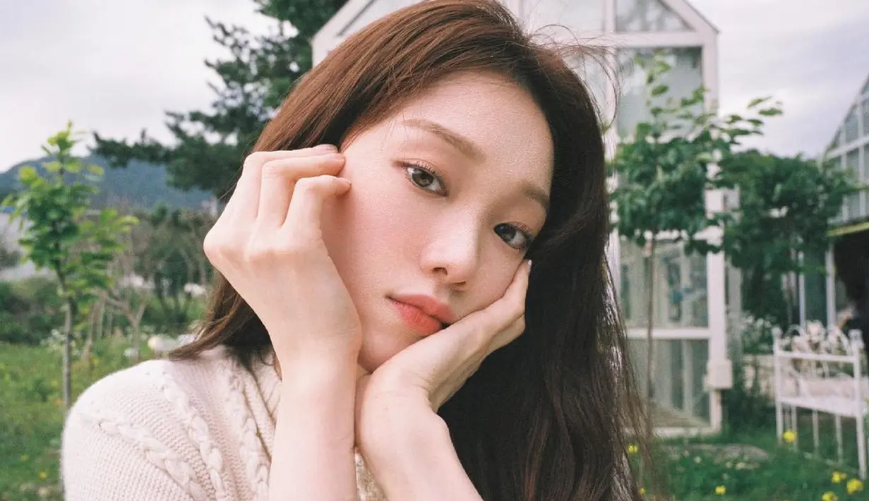 Sung Kyung  telah tampil di banyak iklan produk, seperti Laneige, Fresh Pop, dan Adidas. (FOTO: instagram.com/heybiblee/)