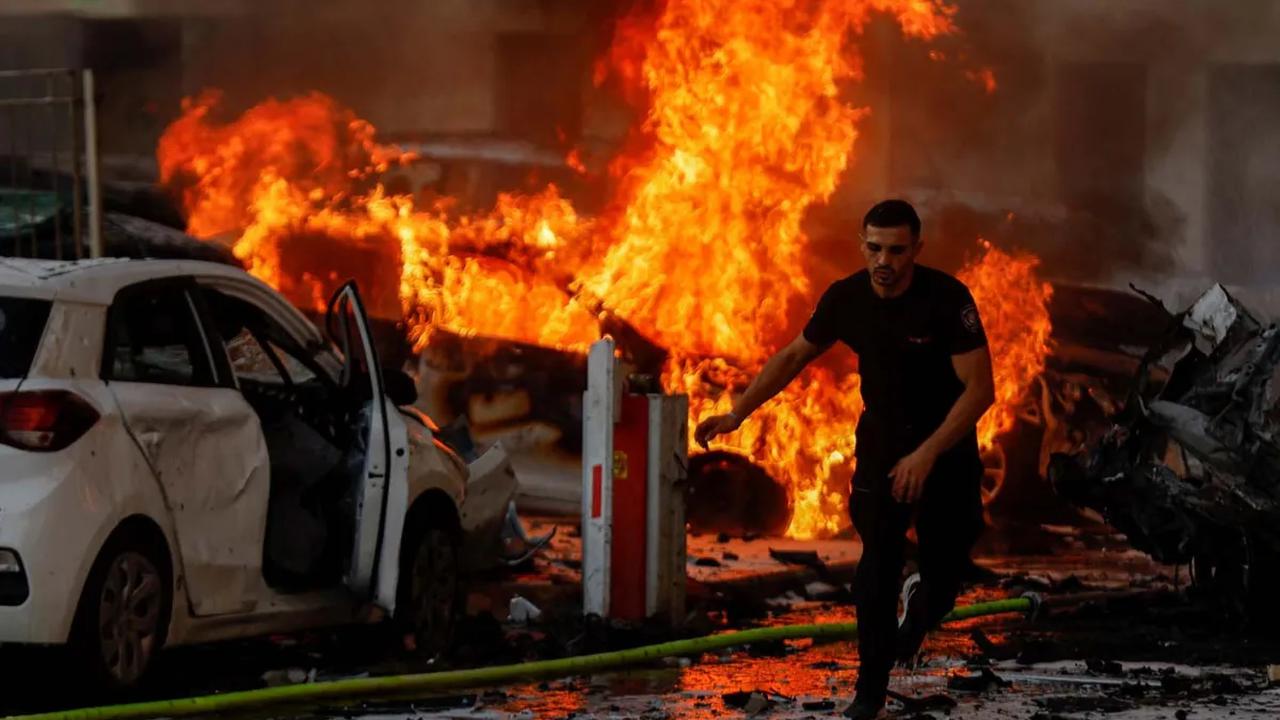 Sebanyak 5.000 roket ditembakkan kelompok Hamas ke wilayah Israel, pada Sabtu (7/10/2023) pagi waktu setempat. Beberapa roket tersebut mendarat dan menghantam permukiman warga di Kota Ashkelon, Israel.