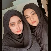 Pasangan selebriti  Tengku Firmansyah dan Cindy Fatikasari baru saja menikahkan anak sulungnya.  Paras cantik Tengku Syaira Anataya atau kerap disapa Chacha mencuri perhatian netizen. Tidak sedikit yang menyebut seperti kembaran istri dari Tengku Firmansyah. [Instagram/cindyfatikasari18/osnapitzcha]