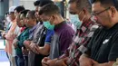 Umat muslim Malaysia melaksanakan ibadah salat Jumat dengan khotbah yang dipersingkat di Masjid Nasional di Kuala Lumpur, Jumat (13/3/2020). Malaysia memutuskan tetap melakukan salat Jumat, tetapi dengan pedoman yang ketat pasca-penyebaran virus corona COVID-19. (AP Photo/Vincent Thian)