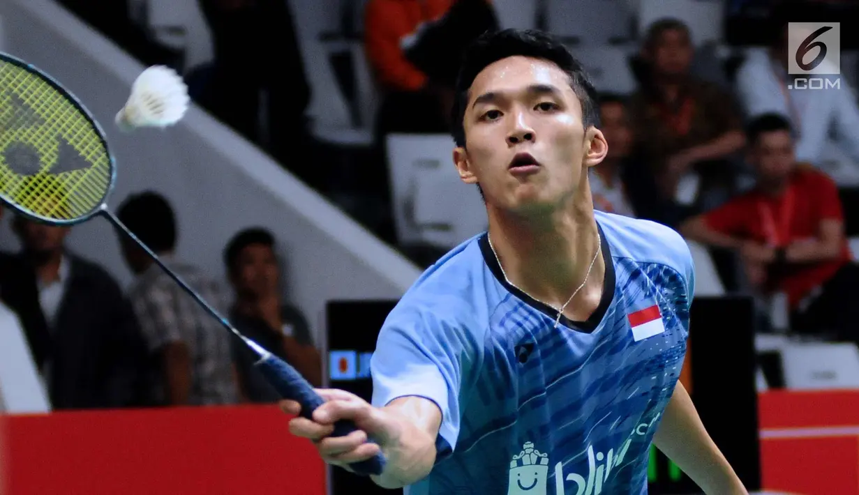 Tunggal putera Indonesia, Jonatan Christie mengembalikan kok saat melawan Son Wan Ho (Korea) pada babak pertama turnamen Indonesia Masters 2018 di Istora Senayan, Jakarta, Rabu (24/1). Jonatan kalah 15-21, 10-21. (Liputan6.com/Helmi Fithriansyah)