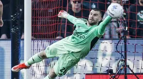 Aksi penjaga gawang Timnas Indonesia, Maarten Paes sat memperkuat Ajax Amsterdam bertandang ke markas Feyenoord Rotterdam dalam lanjutan Eredivisie 2025/2026, Minggu (22/3/2026) malam WIB. (Instagram Maarten Paes)