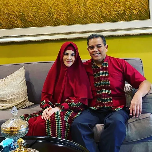 Astri Ivo dan suaminya, Dariola Yusharyahya (https://www.instagram.com/p/B9Su2riHpo_/)