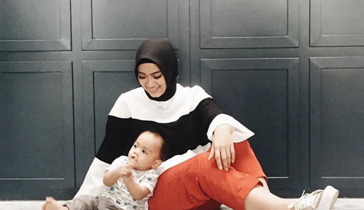 Menurut Ayudia, jika sang anak bergerak aktif dalam keseharaiannya itu tandanya Sekala sehat. Ia pun membiasakannya untuk bersosialisasi dengan lingkungan, untuk itu Ayudia selalu membawa bersamanya. (Instagram/ayudiac)