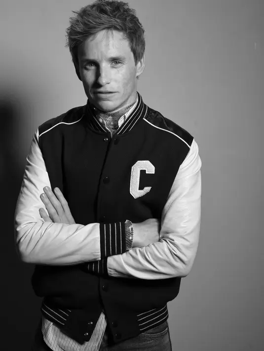 Eddie Redmayne pun turut hadir dalam fashiow tersebut mengenakan jakep  varsity dari Caline.