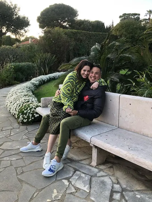 Lewat Instagram pribadinya, Julie Estelle tak segan memamerkan kemesraan saat bersama David. Tak hanya itu, warganet juga mendoakan agar keduanya segera diberi momongan. (Liputan6.com/IG/@julstelle)