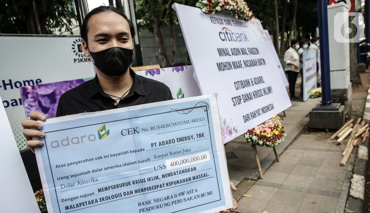 Gerakan Extinction Rebellion Indonesia saat menggelar aksi mengirim karangan bunga di depan Kantor Adaro, Jakarta, Senin (3/5/2021). Gerakan Extinction Rebellion Indonesia mengirim karangan bunga yang ditujukan kepada sindikasi perbankan pemberi pinjaman dan Adaro. (Liputan6.com/Faizal Fanani)