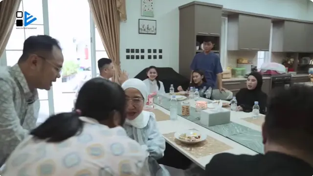 6 Potret Ruang Makan di Rumah Irish Bella, Klasik Modern dan Sentuhan Homey