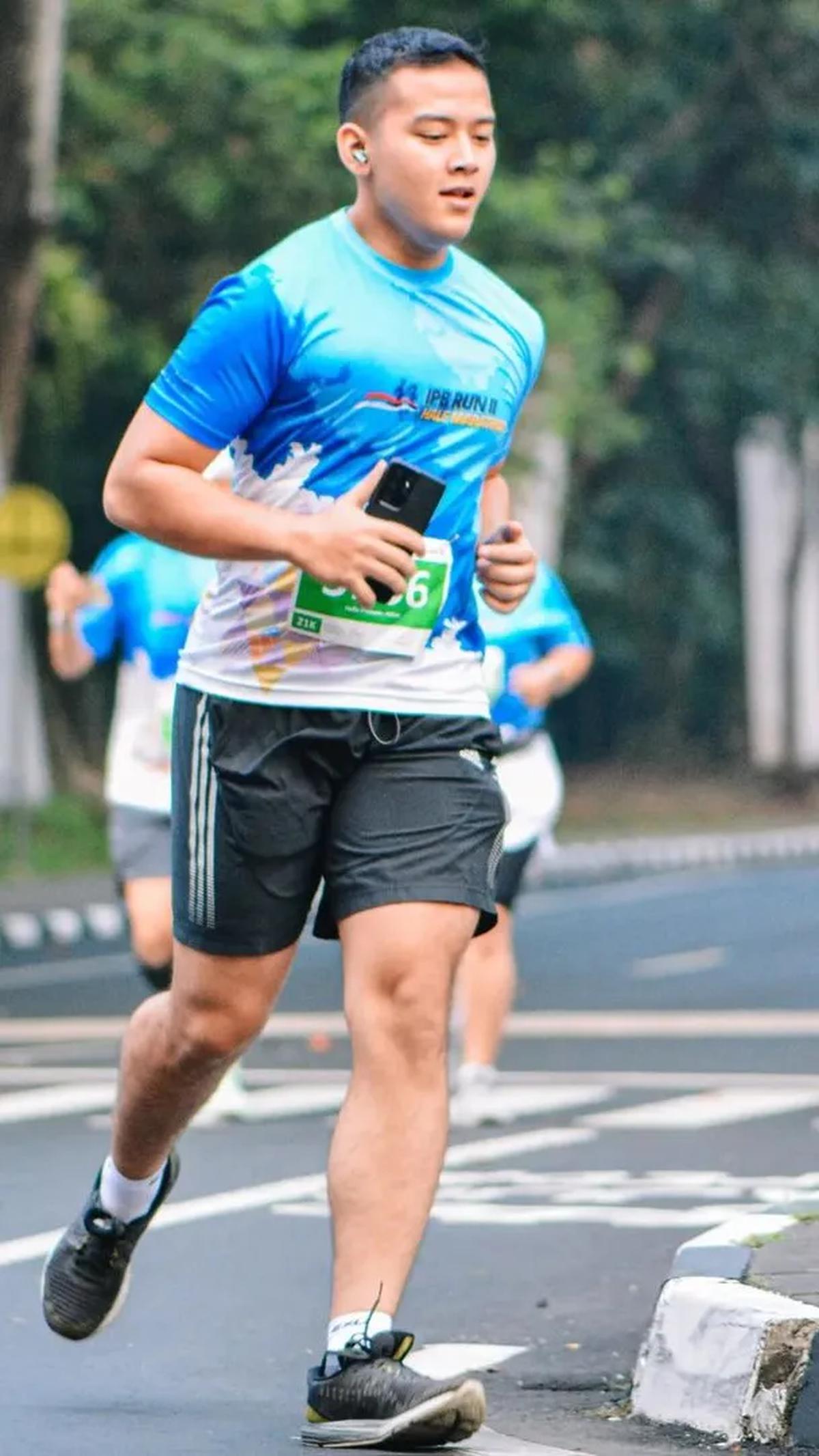 Meski sempat tertinggal, Hafiz berhasil mengejar ketertinggalan. "𝙎𝙡𝙞𝙙𝙚 3 - Awal masih senyum-senyum, lumayan bisa mengejar ketertinggalan start 5 menit 💪🏼⁣," tulisnya.<br>