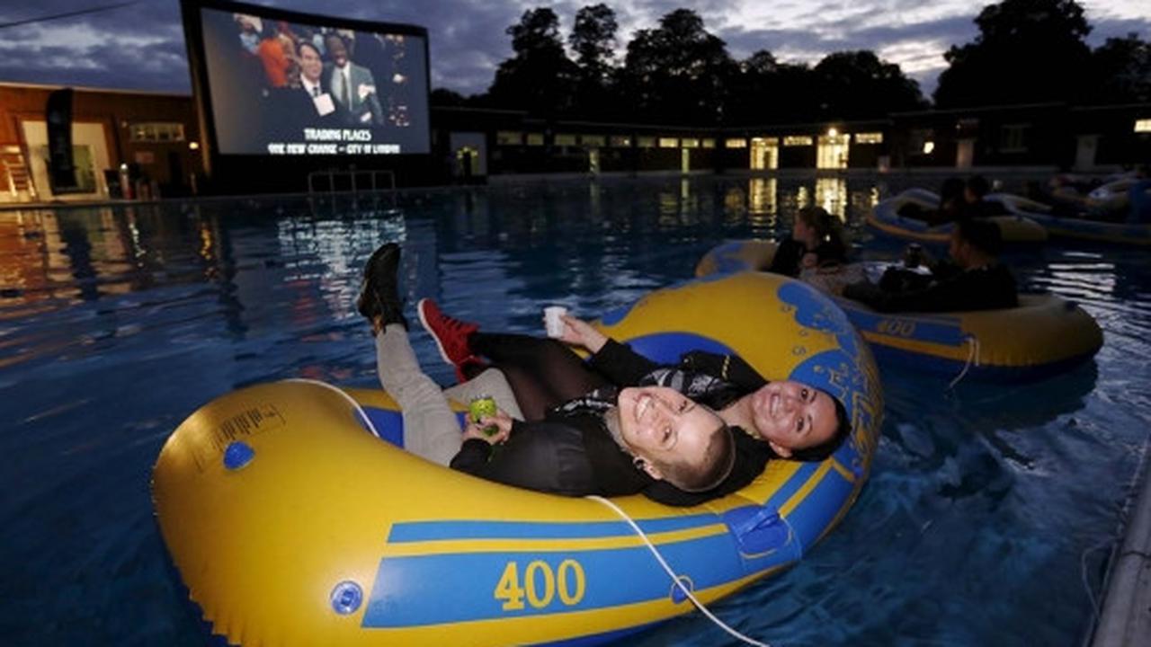 Sensasi unik nonton bioskop di kolam renang