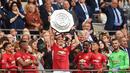  Zlatan Ibrahimovic mengangkat trofi juara  Community Shield usai timnya mengalahkan Leicester City 2-1.  (EPA/Andy Rain)