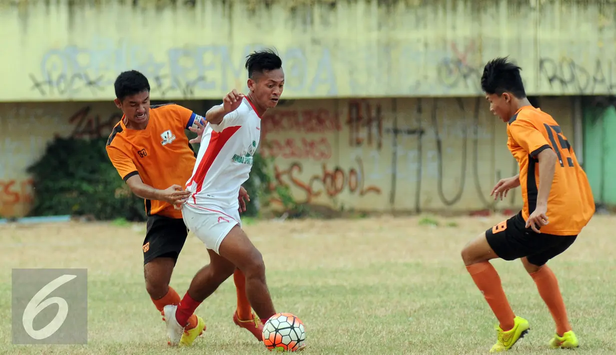Pesepakbola Persipasi Bandung Raya (PBR), Yongky Aribowo (tengah) mencoba lolos dari kawalan dua pemain Villa 2000 saat laga ujicoba di Stadion Lebak Bulus Jakarta, Sabtu (22/8/2015). PBR unggul 1-0 atas Villa 2000. (Liputan6.com/Helmi Fithriansyah)
