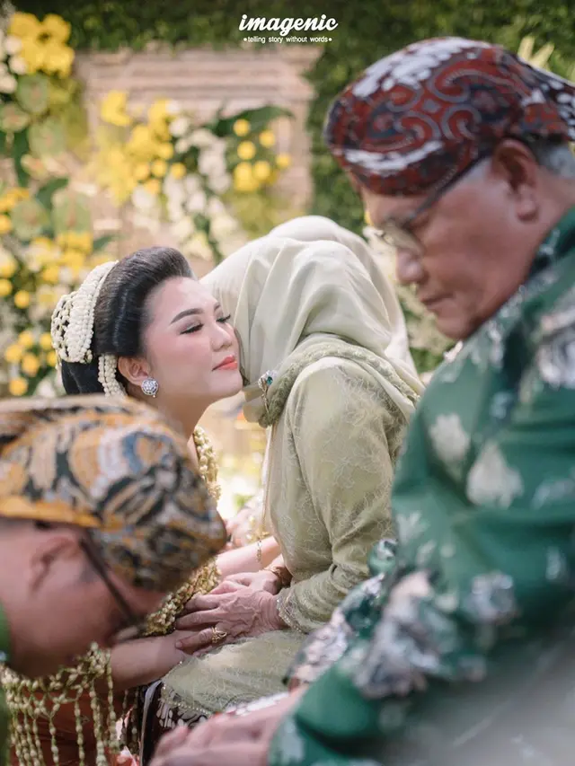 Momen prosesi upacara mitoni dari anak pertama Tiara Pangestika dan Arief Muhammad