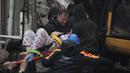 Orang-orang menyelamatkan seorang wanita dari puing-puing di Iskenderun, Turki selatan, Senin, 6 Februari 2023. Jumlah korban diperkirakan akan meningkat karena tim penyelamat mencari korban tewas dan korban selamat di puluhan bangunan yang runtuh di seluruh wilayah. (Foto Depo melalui AP)